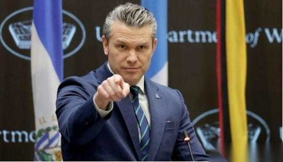 美军这回真是出了大新闻，据美国匿名官员爆料，国防部长赫格塞思直接绕开所有规矩，把