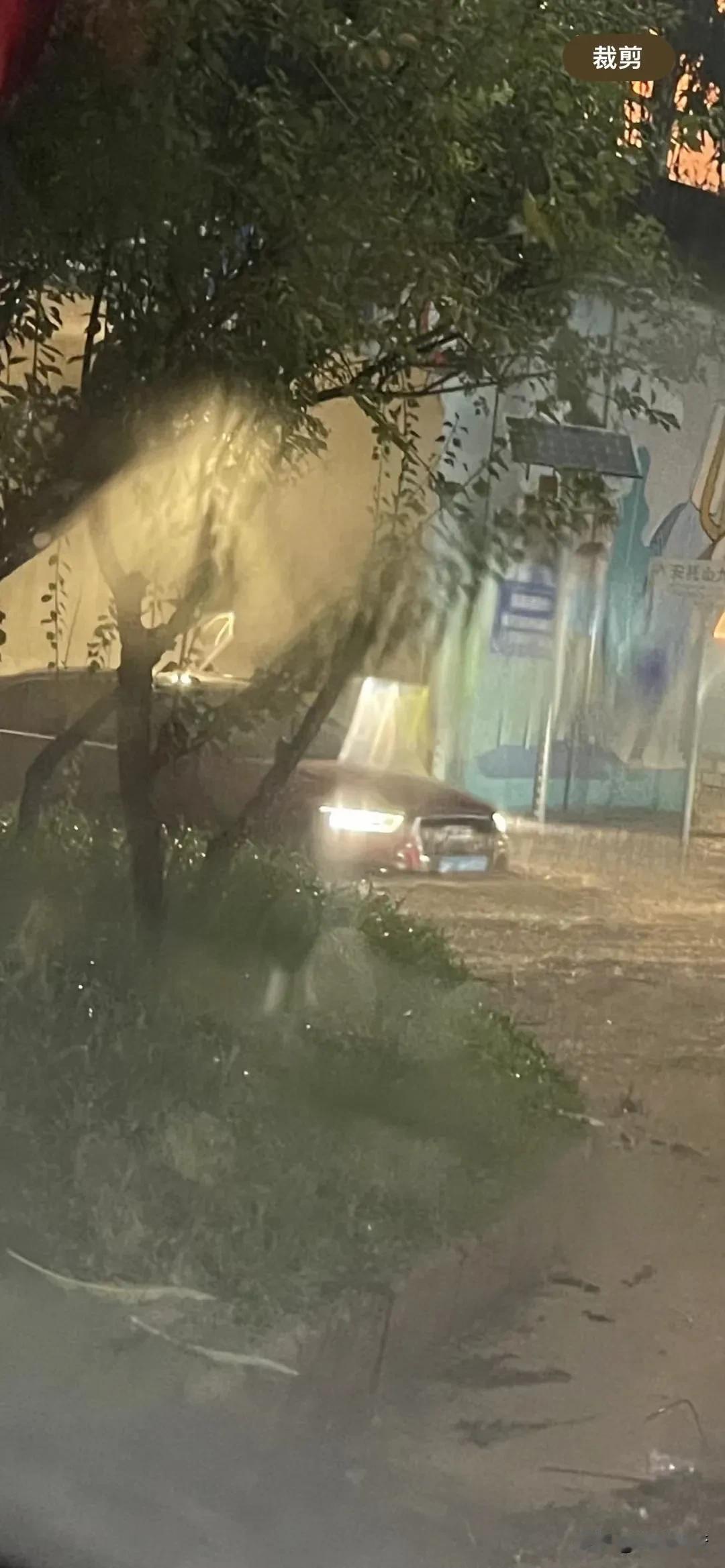 近距离感受一下6月15日深圳暴雨，据说是2008年以来强度最大的龙舟水，街道成了