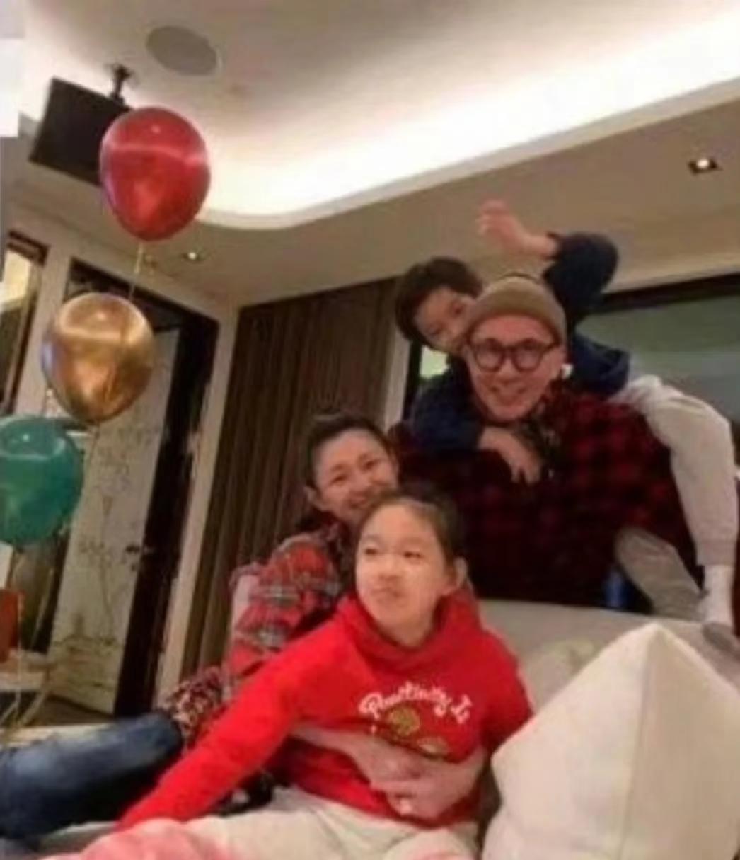 要是他俩没离婚，并且感情很好，孩子爆不曝光、议不议论都无所谓，主要是他们离婚了，