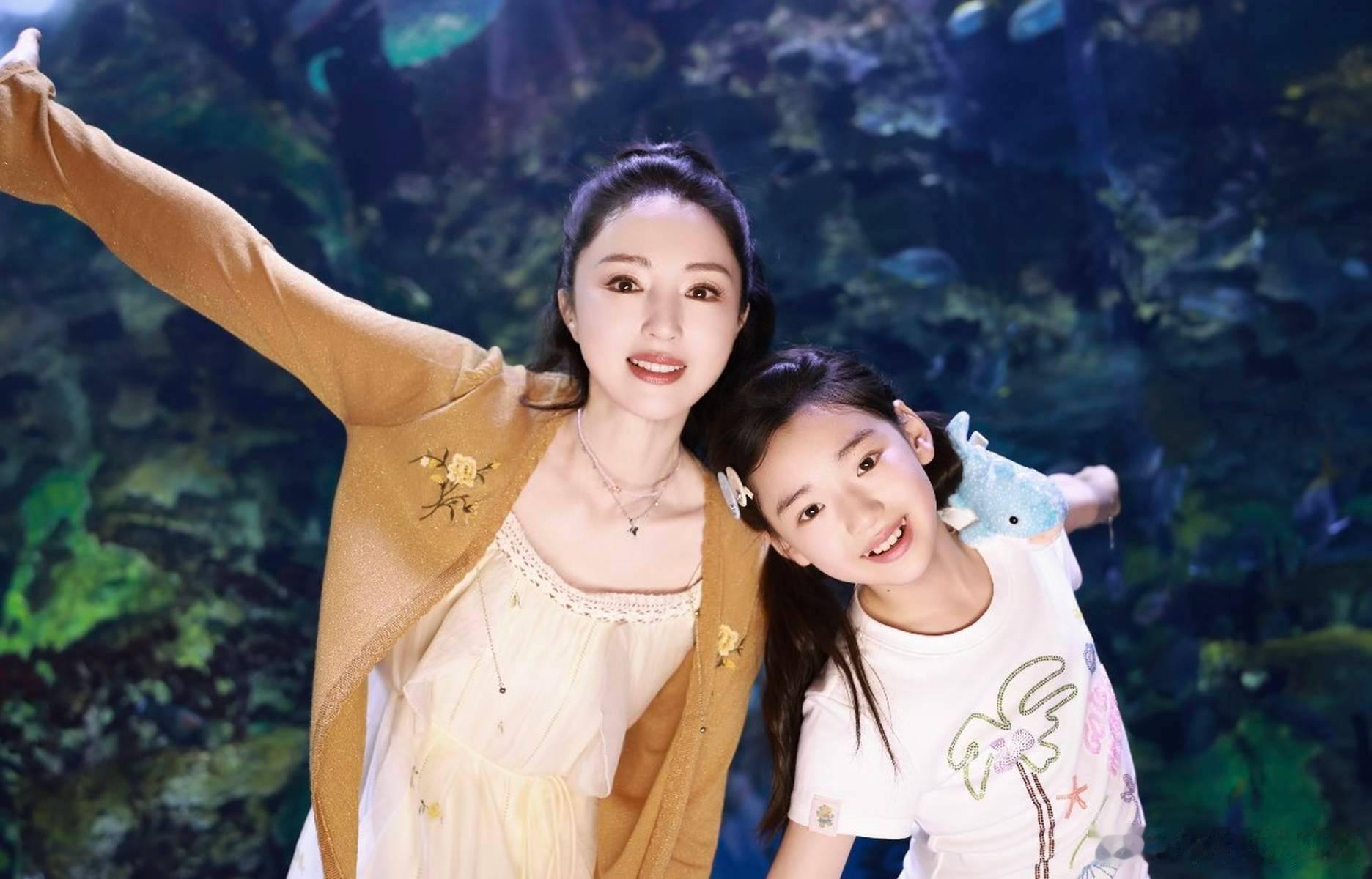 董璇晒与小酒窝暑假生活合照 带女儿近距离感受海洋生物 