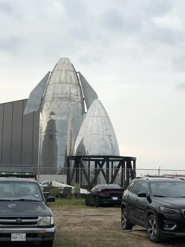 蓝色起源同样在政策的大框架内发展。然而，它在政策的获取与利用上略显逊色。蓝色起源