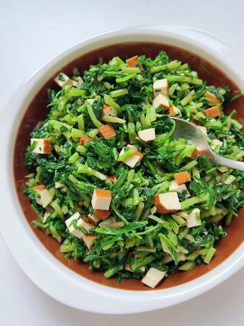 宁波人春天必吃之凉拌马兰头 凉拌马兰头绝对是宁波春天里最应景的美食之一了。春季雨