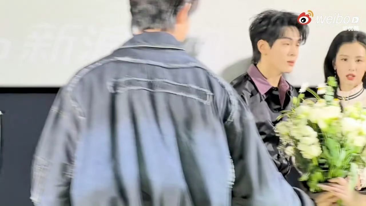 田嘉瑞说鞠婧祎一直赢 经典名场面完美复刻，从找鲜花到粉丝递花，全程高能。田嘉瑞的