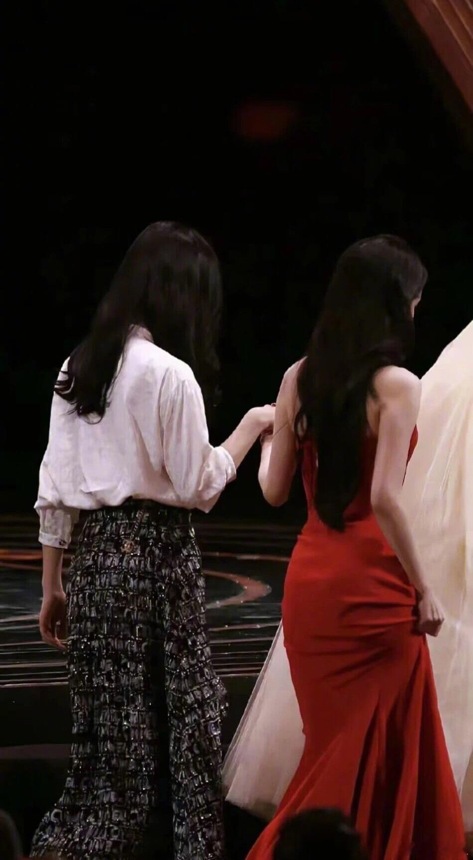 诗幂岁月不败温柔，真心永远动人，杨幂和刘诗诗的友谊比剧本还好磕。 