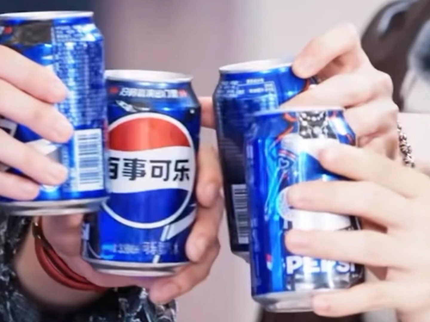 我不知道这个诸葛连碰杯都要一直往我宝宝手那边挤是？ 
