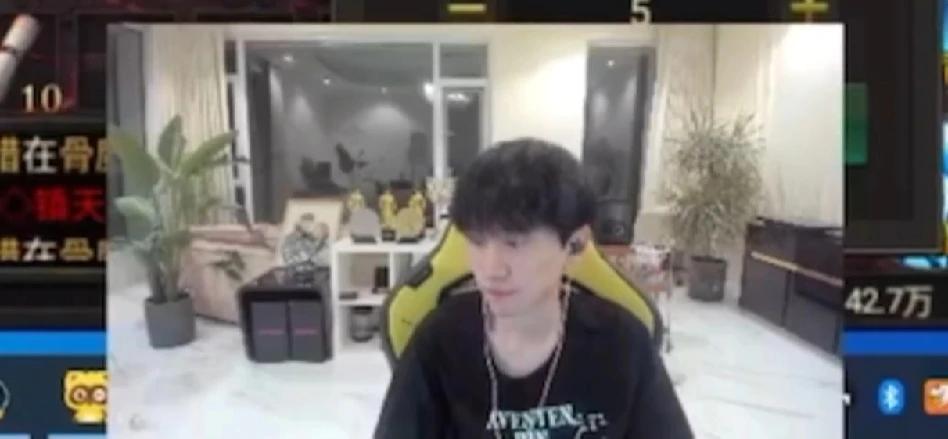 Xinyi：瞎子给我，瞎子给我。
Lwx：我不能玩瞎子吗？给我玩一把。
Xiny