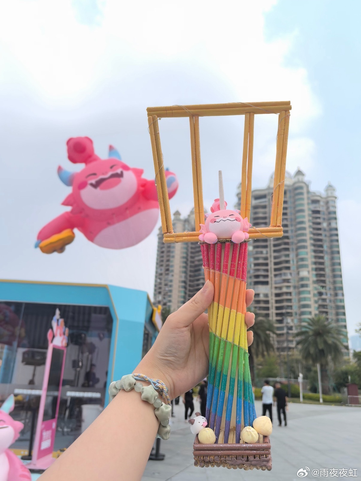 广州小蛮腰化身电竞赛场广州小蛮腰电竞赛场，年轻玩家热情高涨，畅快对战乐不可挡 