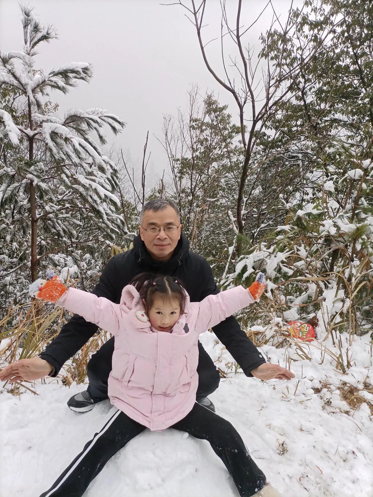 偶感
南山春来早，
双溪露华生。
冬神不忍别，
北山春雪深。