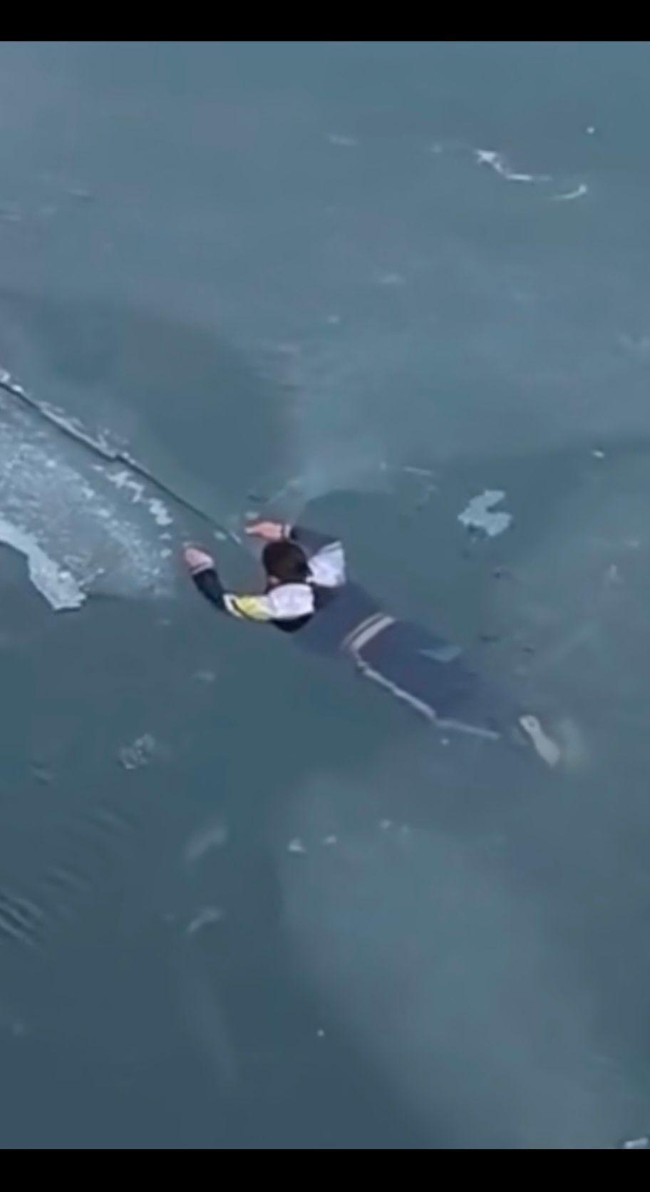 可怜的孩子掉下冰河里都上冻了，泪奔！