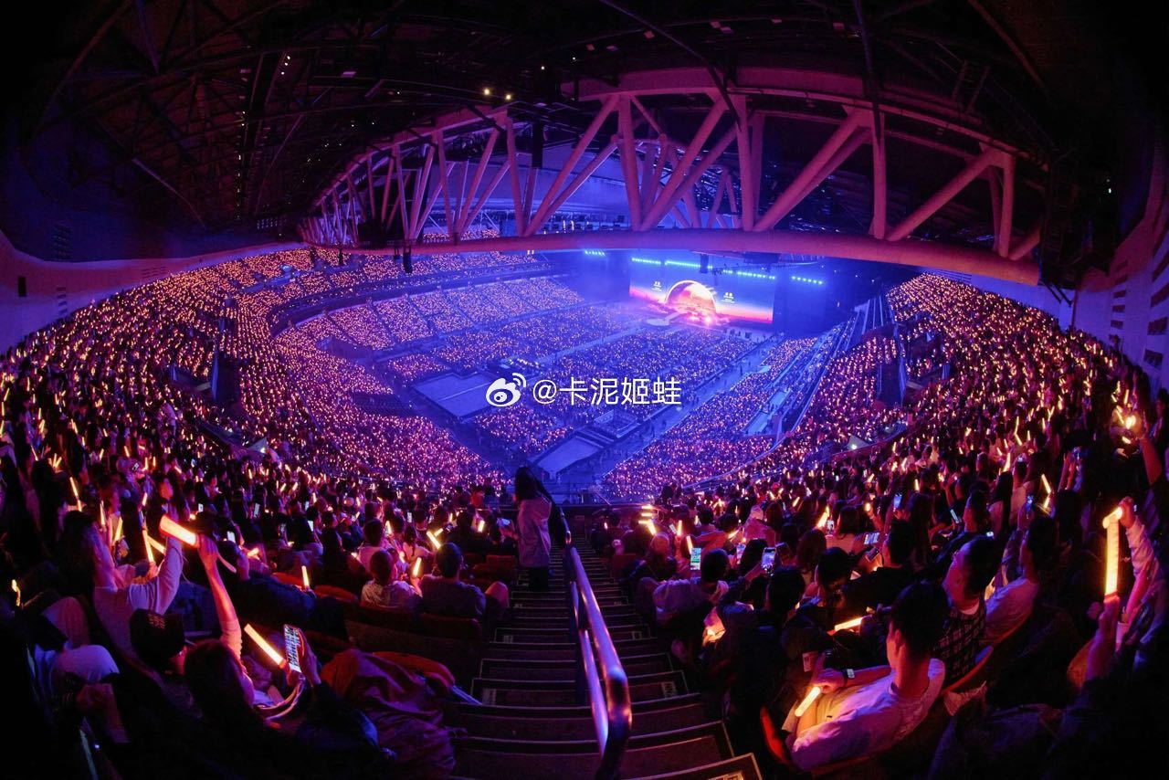 抽4个人去看演唱会！酒店+机票+演唱会门票全包！不要的可折现6000元！想干嘛干