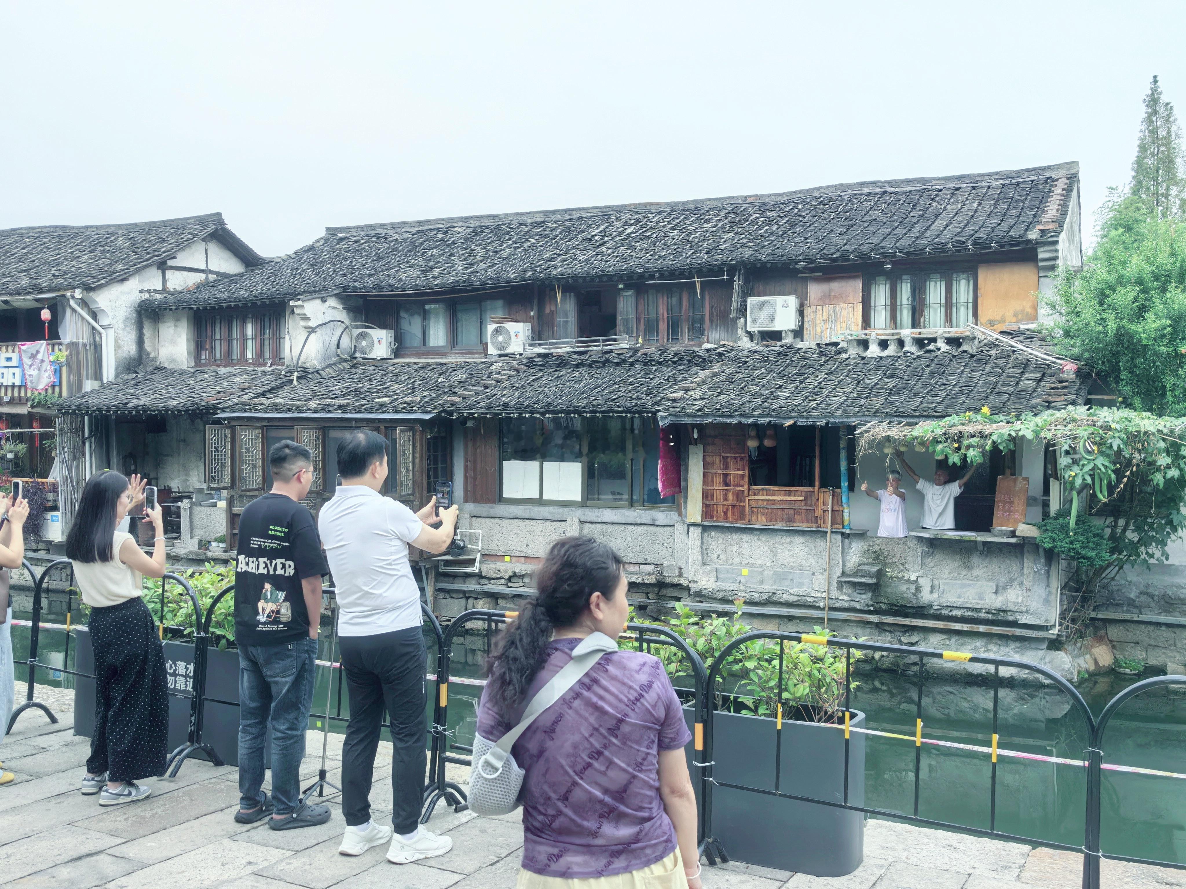 【喧嚣过后的绍兴书圣故里“葫芦爷爷”打卡点。人流量大不如前，这里终归会归于平静。