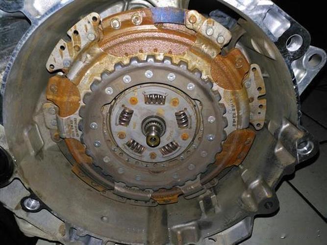 宁可买湿式双离合不买干式双离合。

干式双离合由于设计原因采用风冷散热，如果你用