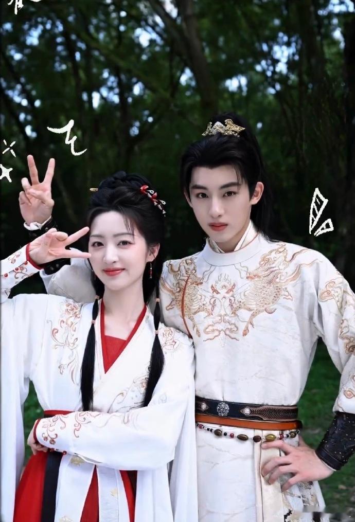 董思成邓恩熙合拍照  董思成邓恩熙少男少女具象化 近期最戳我的双人合照！两个人身