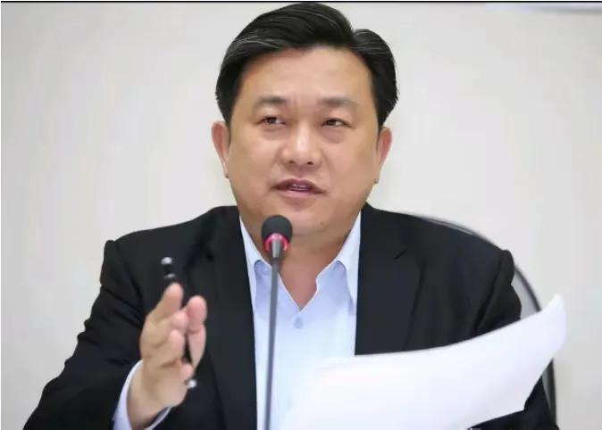 他的坏样和沈伯洋有一拼。
我们不多说，只举两例就知道有多坏，多猖狂、多霸道。
他