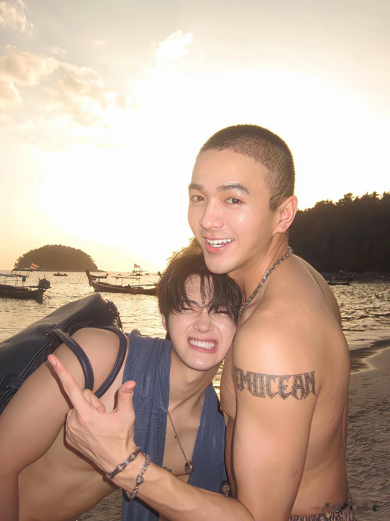 年轻人有肌肉就是好，身体好，形象好！
马上就要到夏天了，减肥走起来

肌肉潮男 