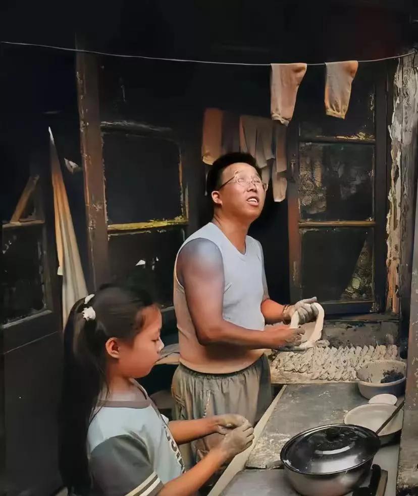 1995年的北京一个老破小房间里面，一位爸爸和女儿在包饺子的情景。这也是够简陋的