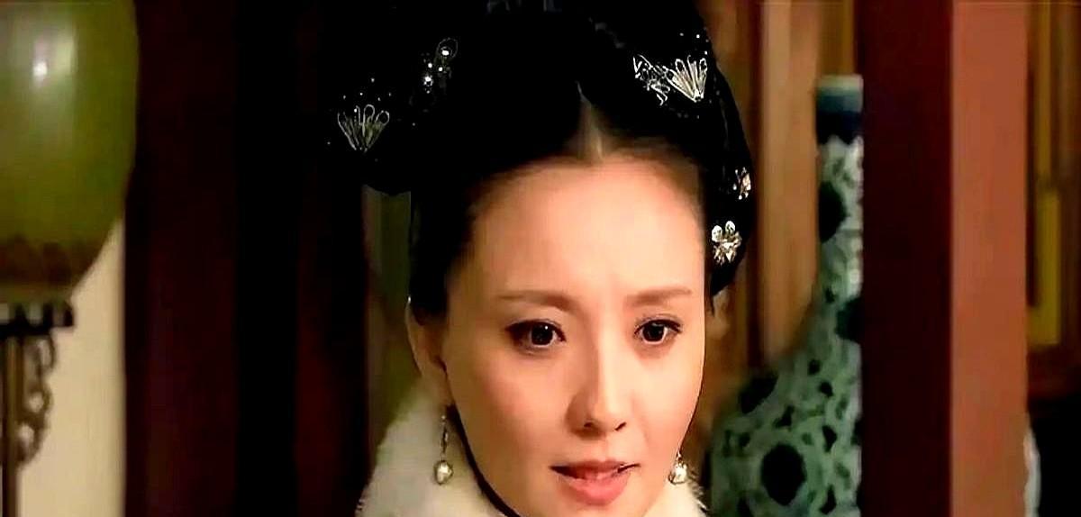 槿汐不是丫鬟，是太后派来的项目经理。
她递信时笑得温顺，转身就写密折。
碎玉轩里
