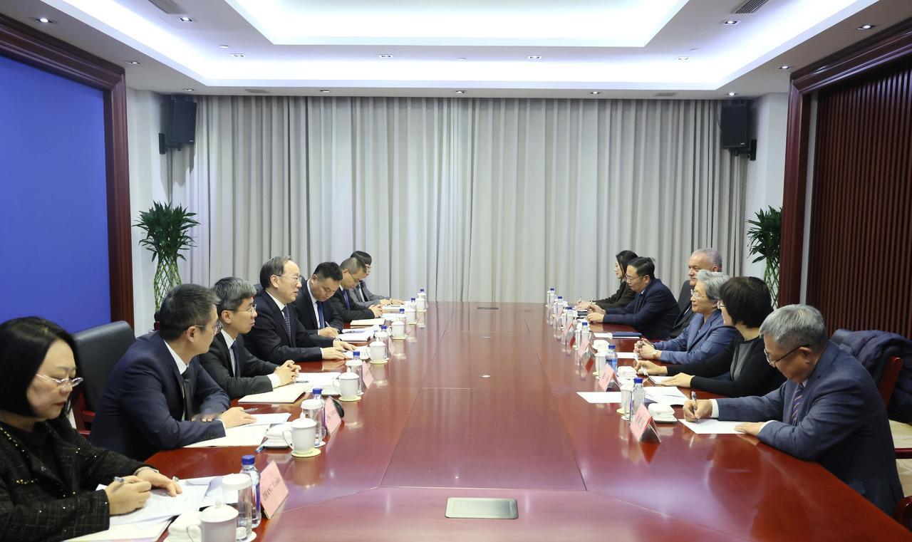 AMD CEO苏姿丰来华拜访工信部，从公布的现场照片来看，在苏的两侧，也就是她带