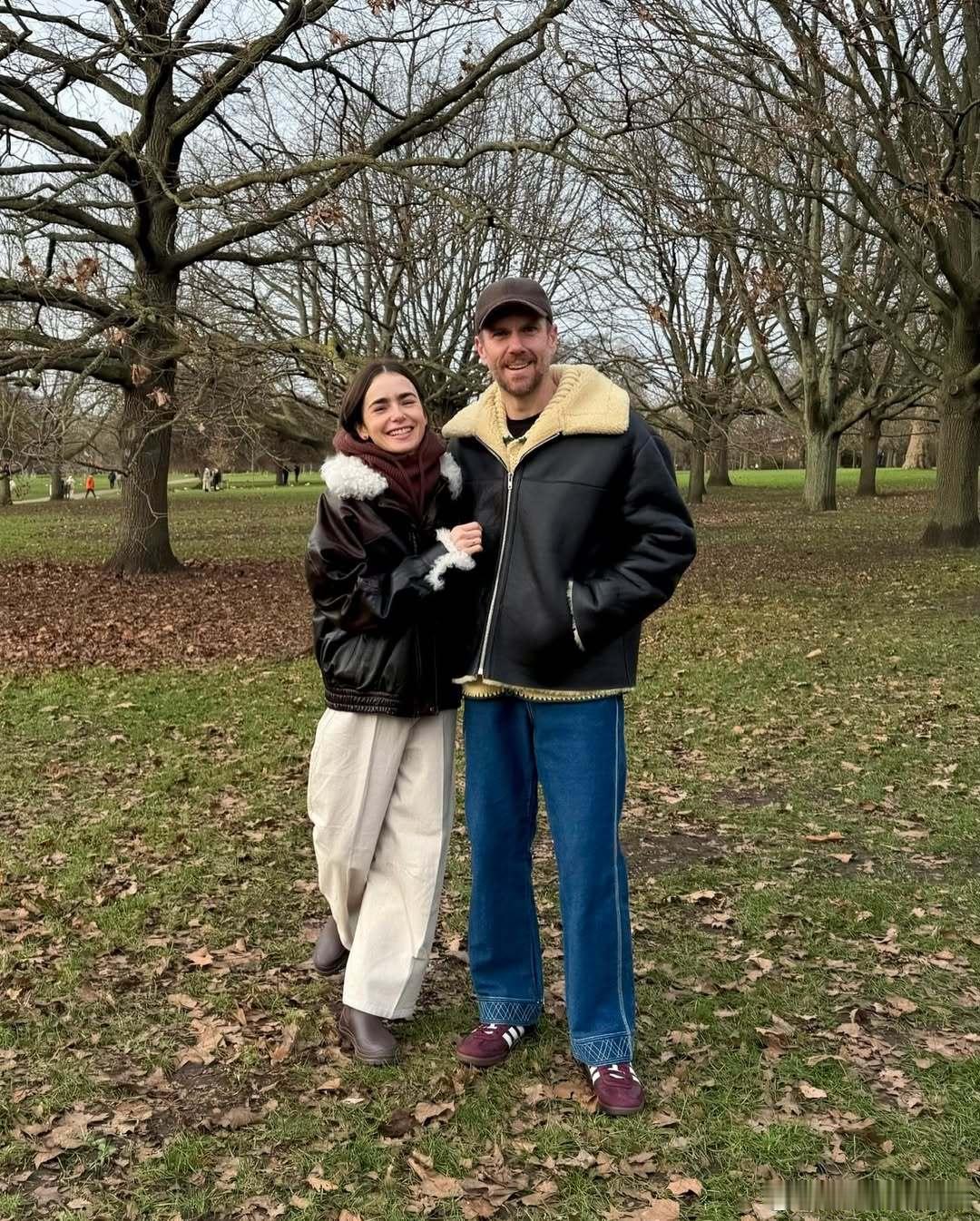 lily collins莉莉柯林斯称庆祝新年的方式就是和老公Charlie Mc