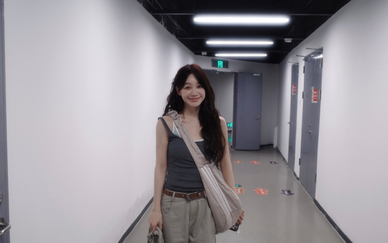 徐梦洁我发现你真的好喜欢这种眼镜噢好多好多照片都有出现过