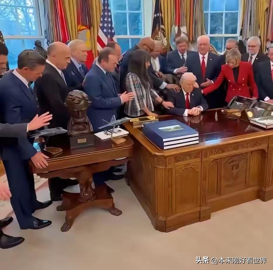 特朗普终于开始祈求上帝显灵保护了。近日，特朗普又在椭圆形办公室，接待来自各地的牧