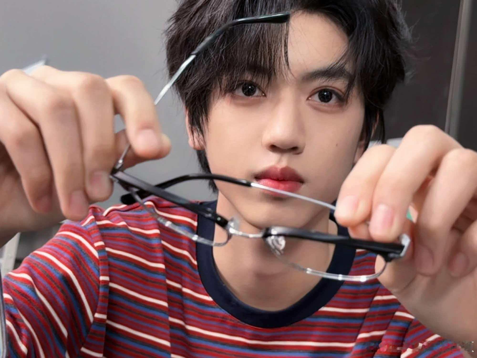 张桂源怼脸照 张桂源怼脸拍，每一处都长在审美点上，帅到让人挪不开眼