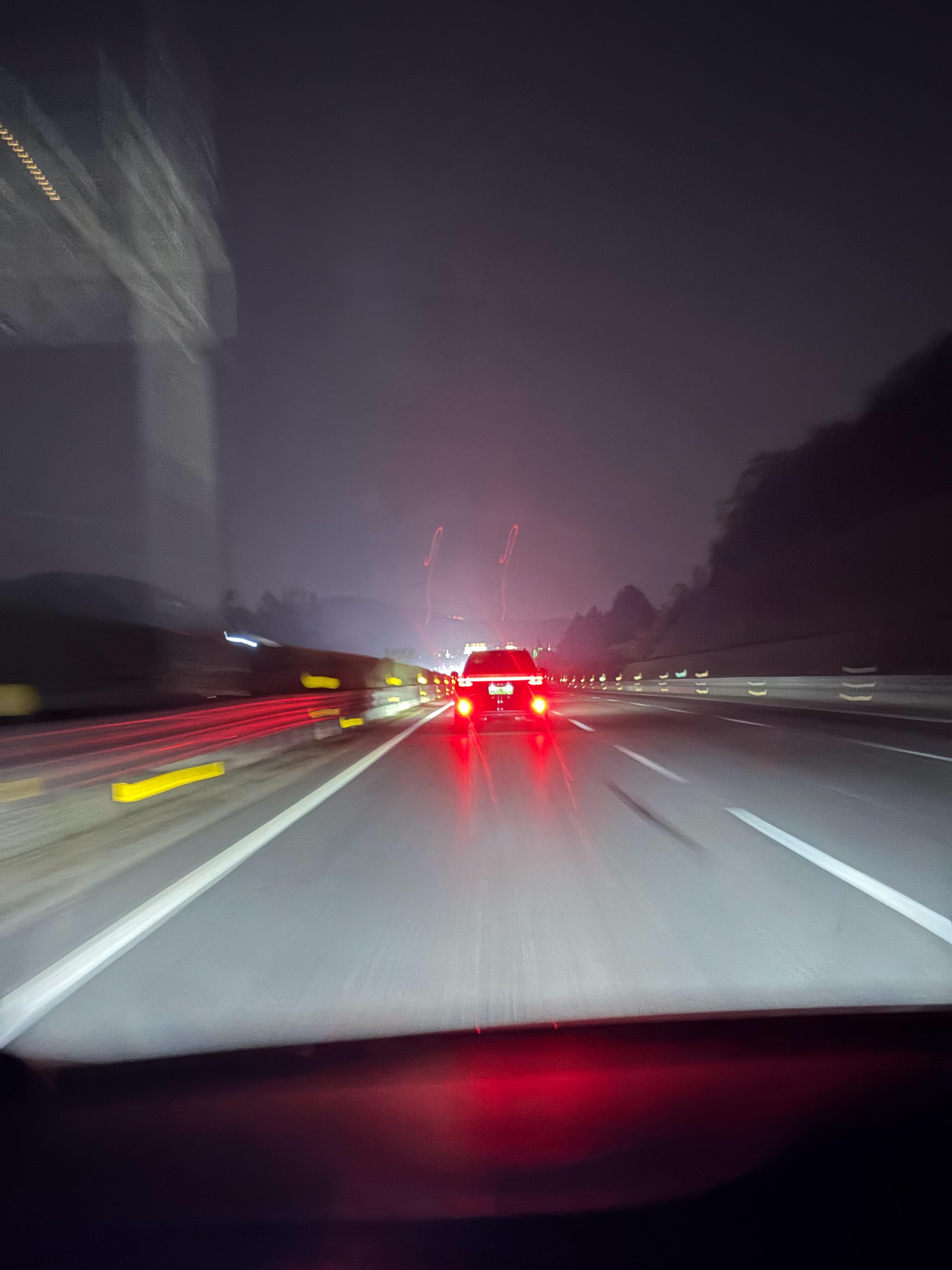 昨晚开高速骂了前面这台车一路，实在受不了了超过去发现是问界！有没有跟我一样被问界