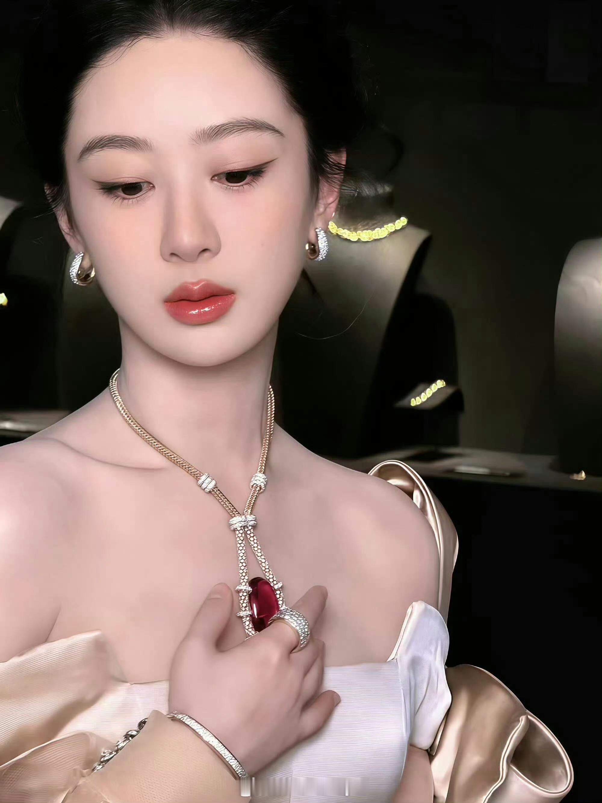 杨紫宝曼兰朵和迪丽热巴御木本珠宝展示你觉得谁的珠宝领域更出彩呢 