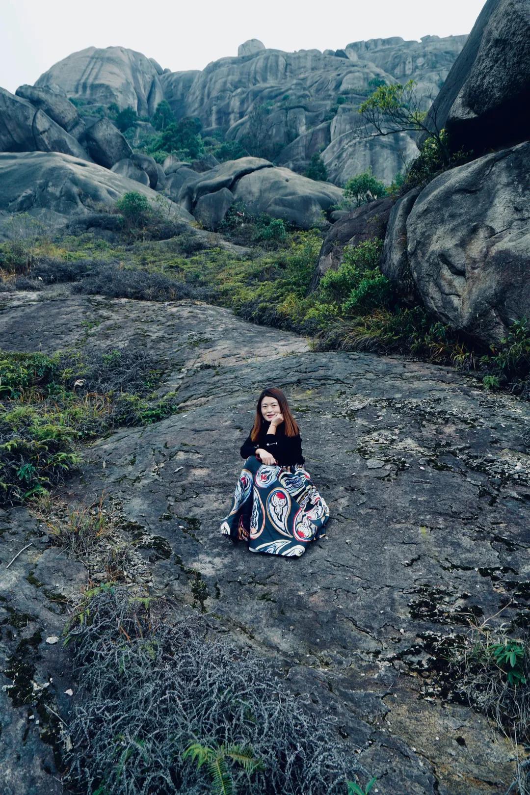 再艰难曲折的日子，都要仰头向前，再曲折坎坷的人生，心中也要有曙光，春天一定回来的