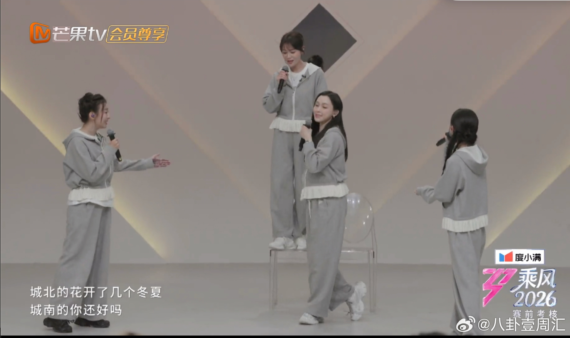 虽然方法有点“笨”，但态度绝对暖！姐姐为了舞台真的在拼命记词。侯宇小考写了一整个