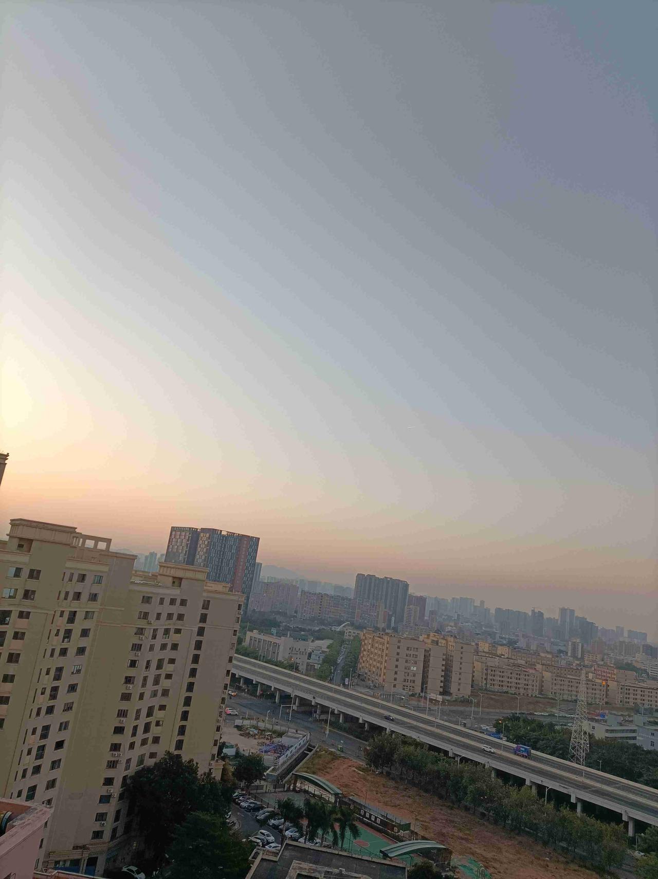 我的今日状态：😁轻松愉快
我这里的天气：☀️晴天！早上好，深圳今日晴转多云，气