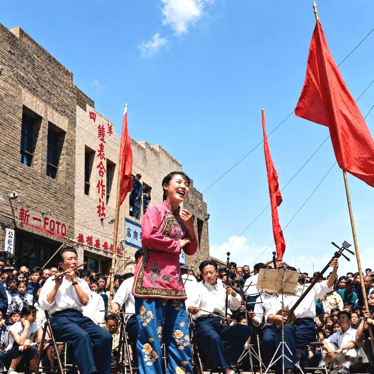 1958年西安街头，没有华丽的舞台和精致的剧场，人民艺术家郭兰英为广大群众放声歌