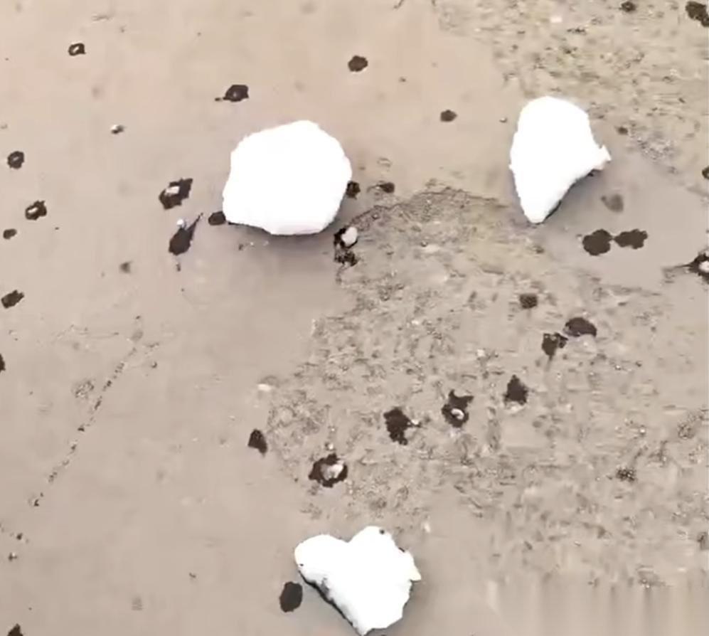 河北突发！河北枣强县一巨大冰块从天而降，砸到地面设备，碎片有十多厘米！周边无高楼