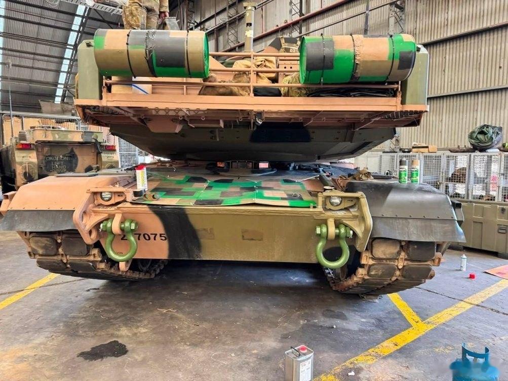 澳洲陸軍展示了在外觀上模擬成中國 99 式坦克的 M1A2 艾布蘭戰車，並將其用