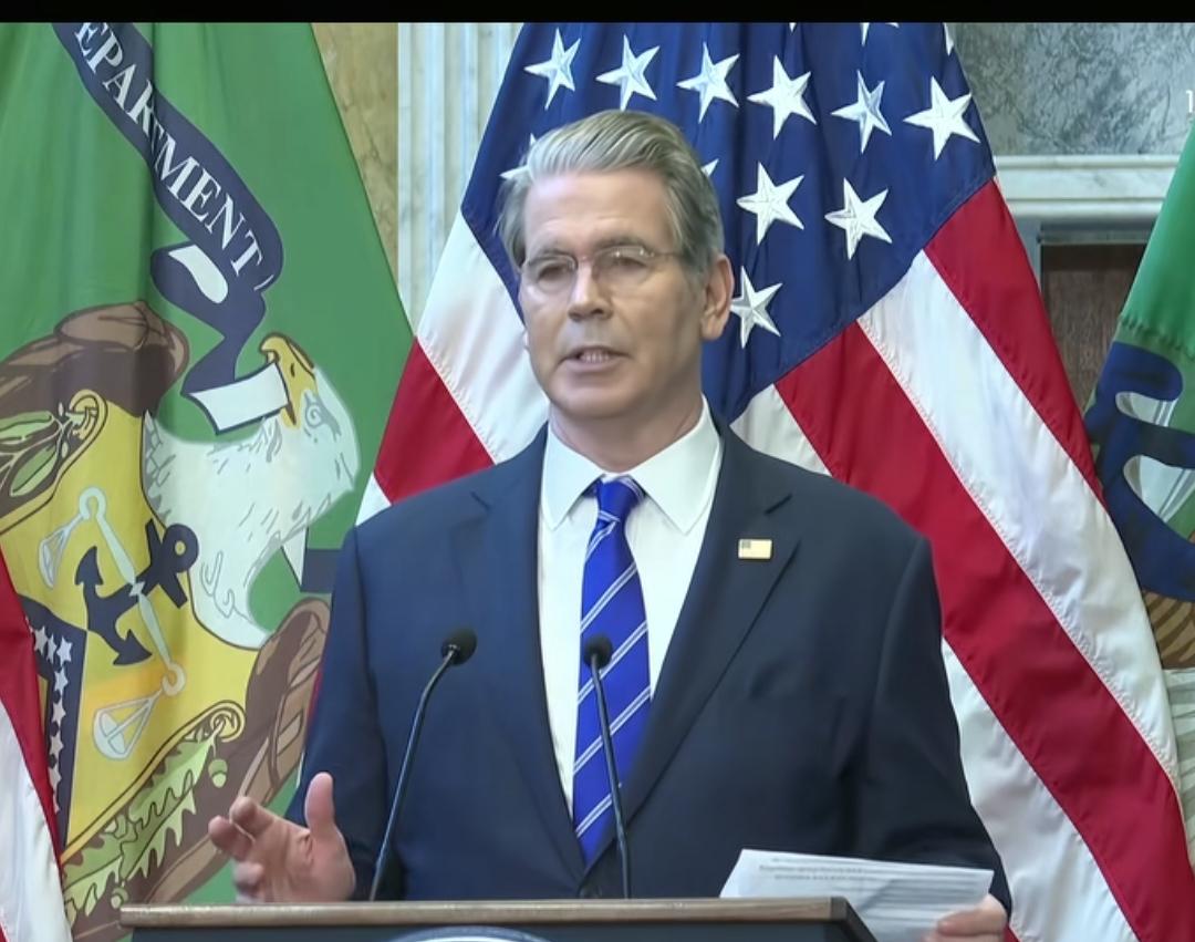 中美在吉隆坡的磋商有消息了。
美国财长贝森特面带喜色，出现在众记者面前，有记者说