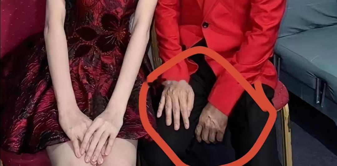 何老师也是年龄大了，你看看这张照片！他那双手应该是一只加了滤镜，一只没有，差别太