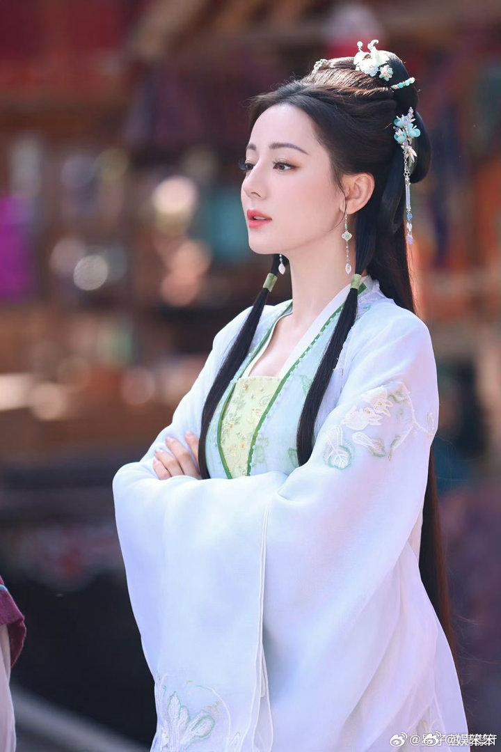 迪丽热巴这段好带感 情绪张力直接拉满，眼神里全是戏，又美又有气场，每一帧都让人挪