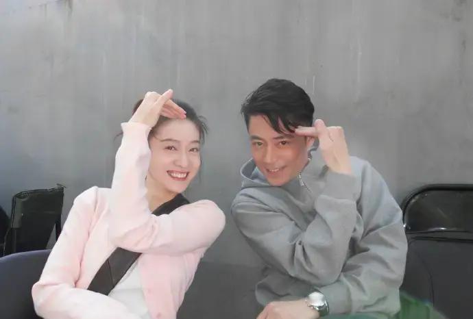 霍建华把高冷演砸了
 
进组第一天，他顶着一张冰块脸，却在监视器后学猴蹦。张雪迎