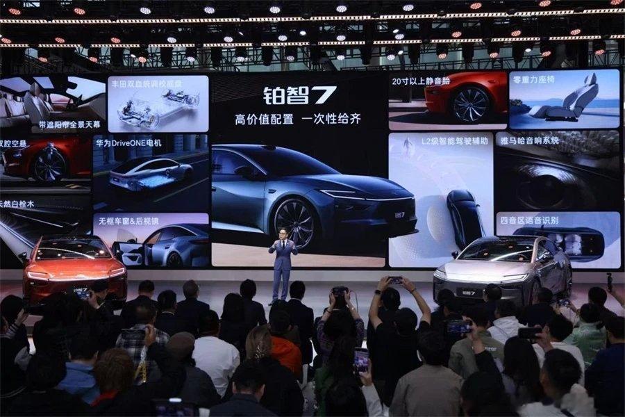 丰田的核心是什么？铂智7不仅以双腔空悬、激光雷达智驾和鸿蒙座舱三大核心配置打入2