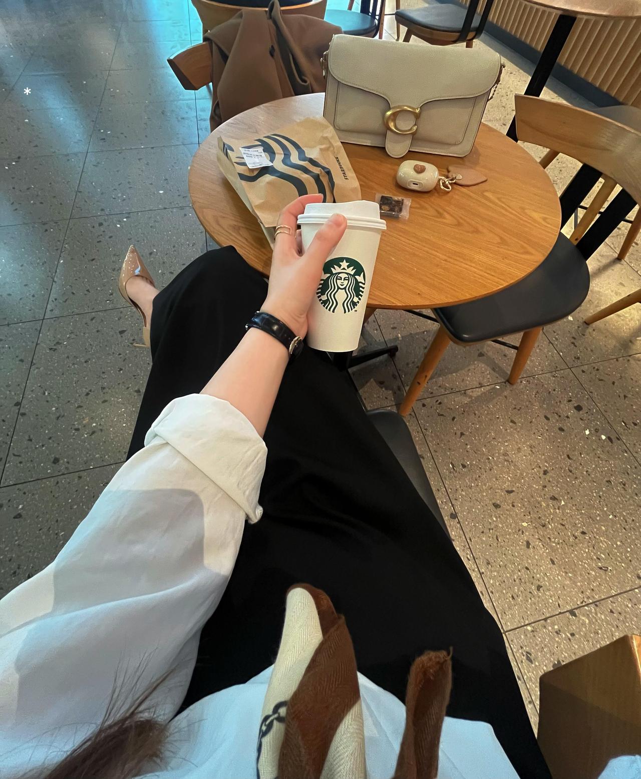 午后的星巴克，一杯热饮，一段慢时光，把日子过成自己喜欢的模样。