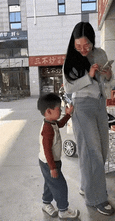 [捂脸][打脸]腚姐呀腚姐，请你看一看下面这2幅动图：别人的大度和善良，与你的自