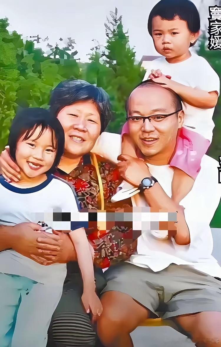 年轻时的窦唯与两个女儿和母亲！ 