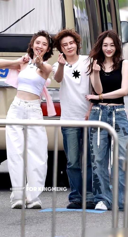 我总忍不住多看李小冉几眼。
就说那张同框照吧，她根本没想着要“营业”，镜头在哪儿