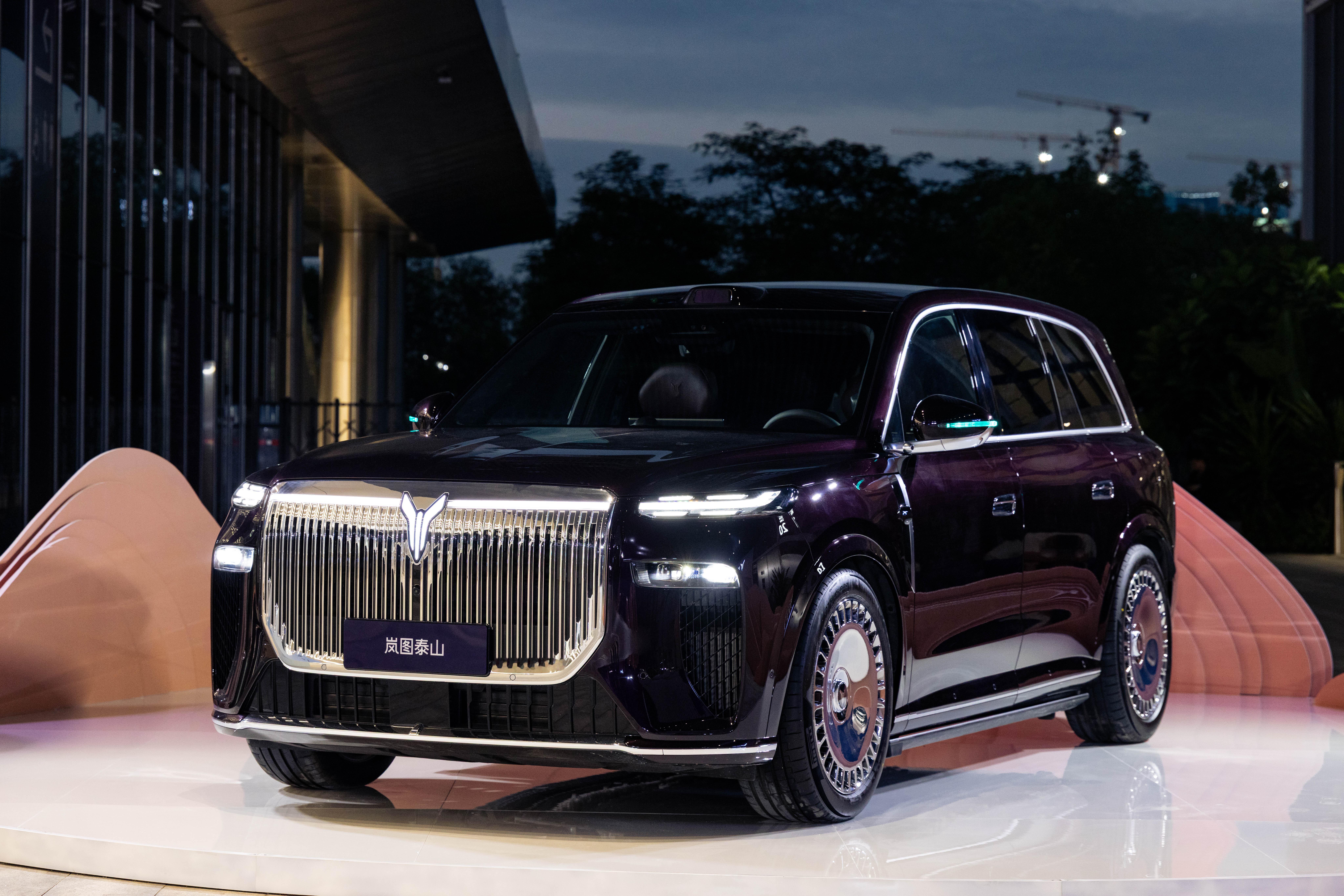 ，11月18日岚图泰山正式上市，终于等来了这位重量级选手。我研究完它的配置和价格