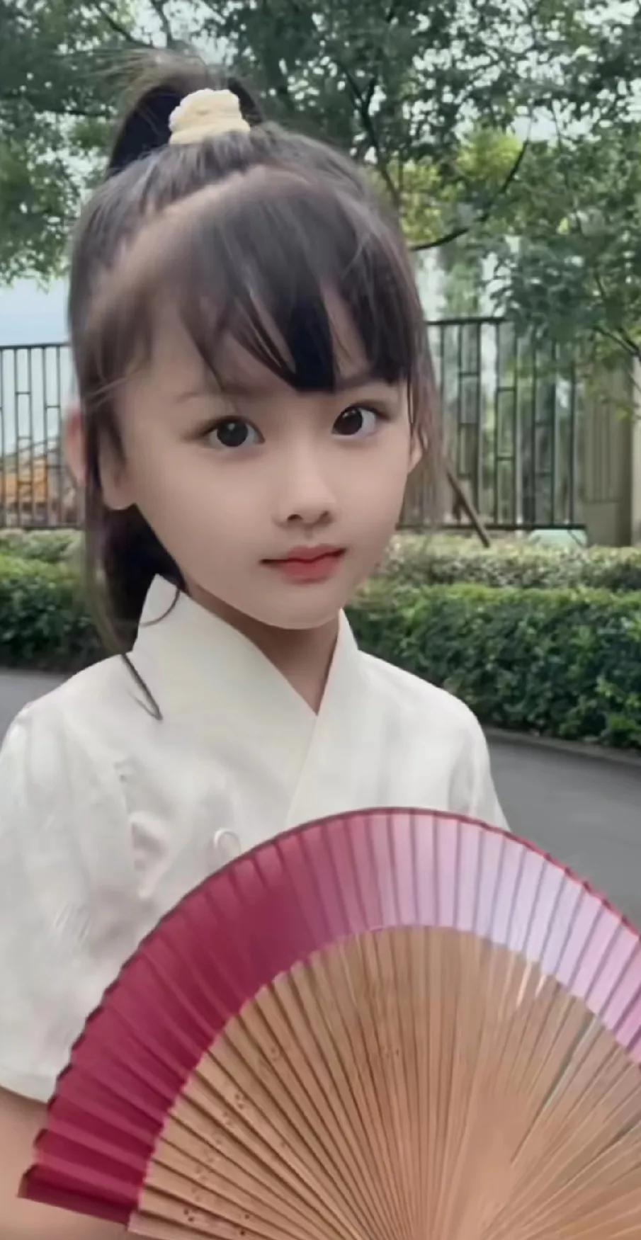小女孩有才艺，不怯场，表现力特别强，长得又很可爱，以这样优秀的条件，将来考上艺校