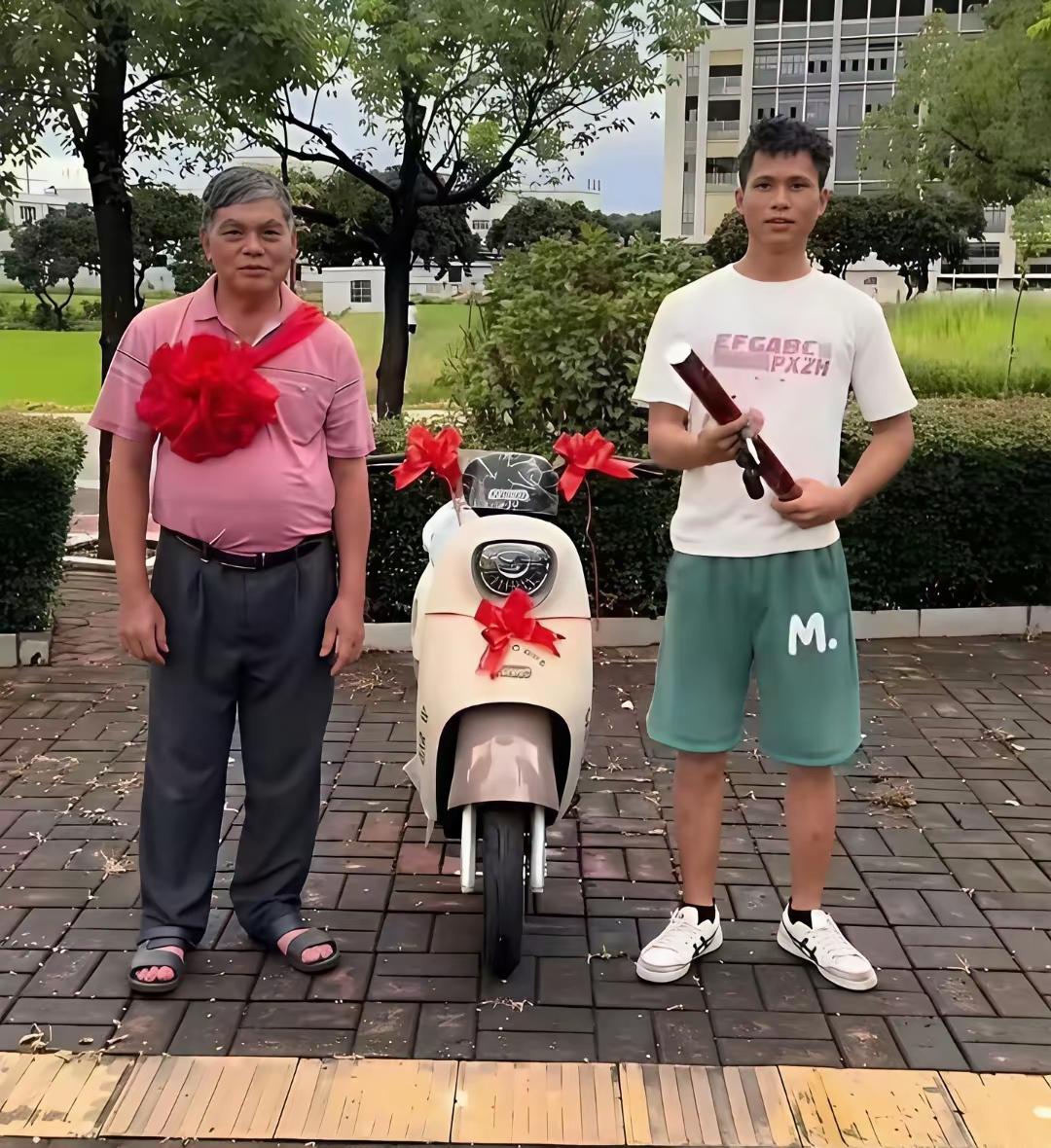 买个电驴，非得搞个仪式，要求拍拍照片，再发个朋友圈炫耀一番，说想让家人们都知道自