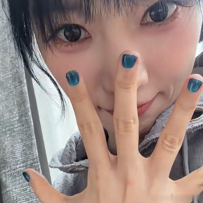 黄灿灿深夜超话秀美甲黄灿灿刷经纪人卡做了新美甲网友在线好奇美甲总价，黄灿灿用刷卡