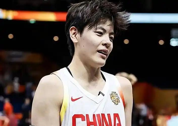 不再只是杨力维的妹妹，24岁杨舒予两场关键球救主，真正的国民偶像，从来不是靠颜值