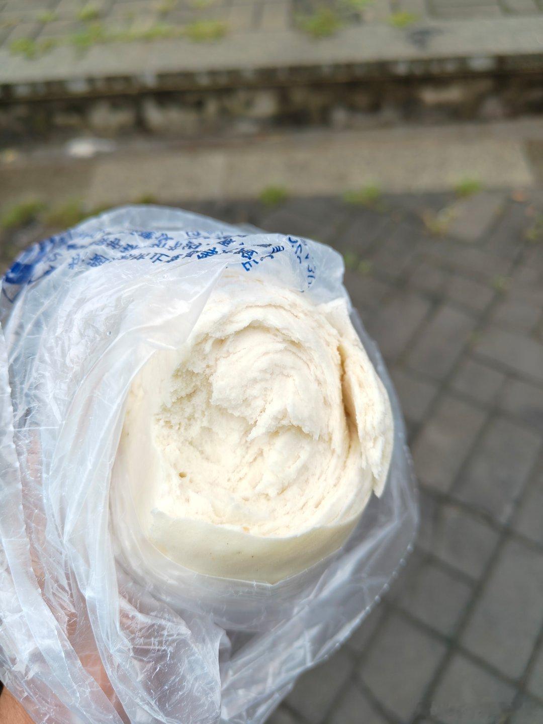 买了一个馒头。当做零食吃。当然了，这个时间也到了饭点了，也有点儿饿了。因为要等等