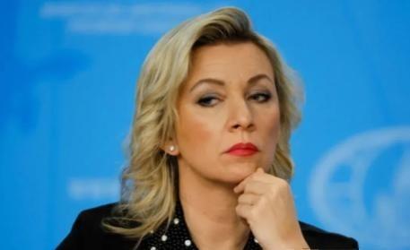 据俄罗斯媒体报道，俄罗斯发言人扎哈罗娃表示，中俄两国间旅游交流日益热络。自实行免